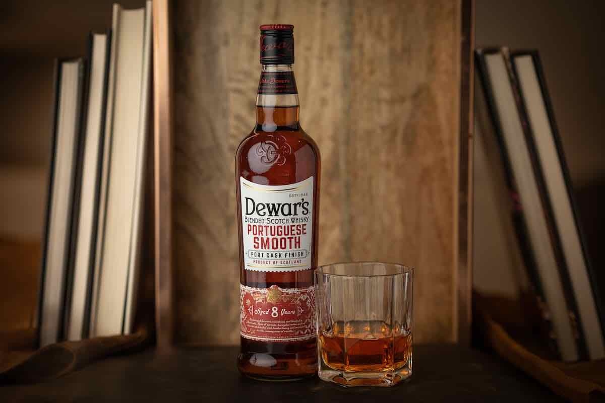 Dewars Portuguese Smooth with whisky glass