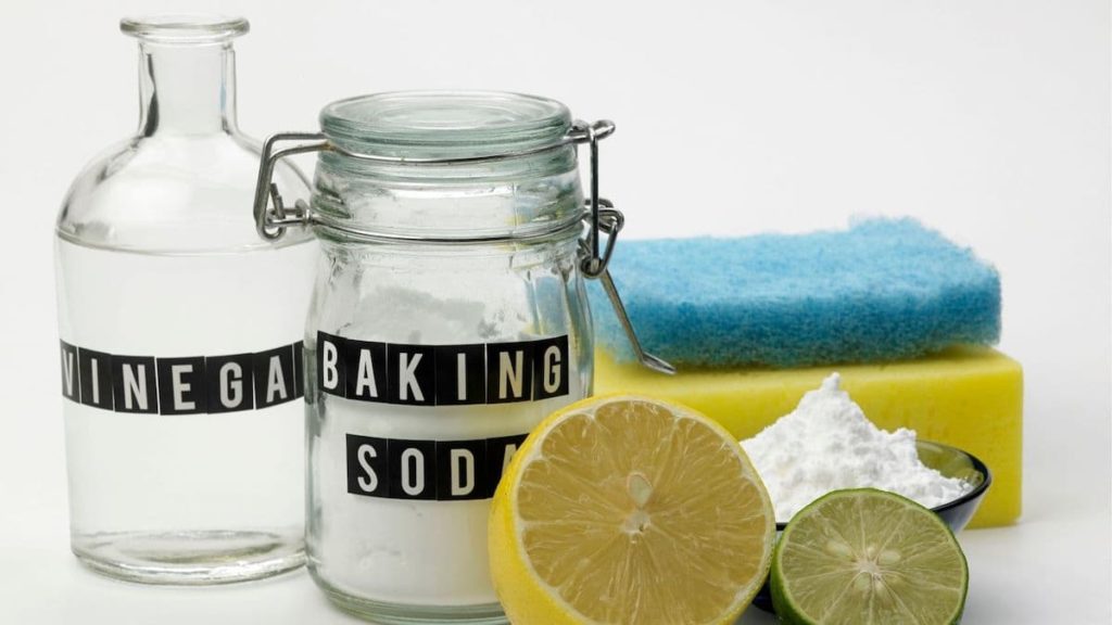 vinegar and baking soda cleaning solution