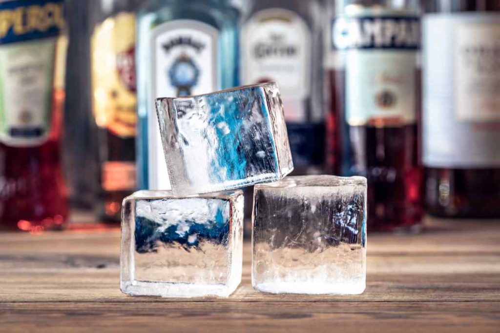 Clear ice cubes for cocktails