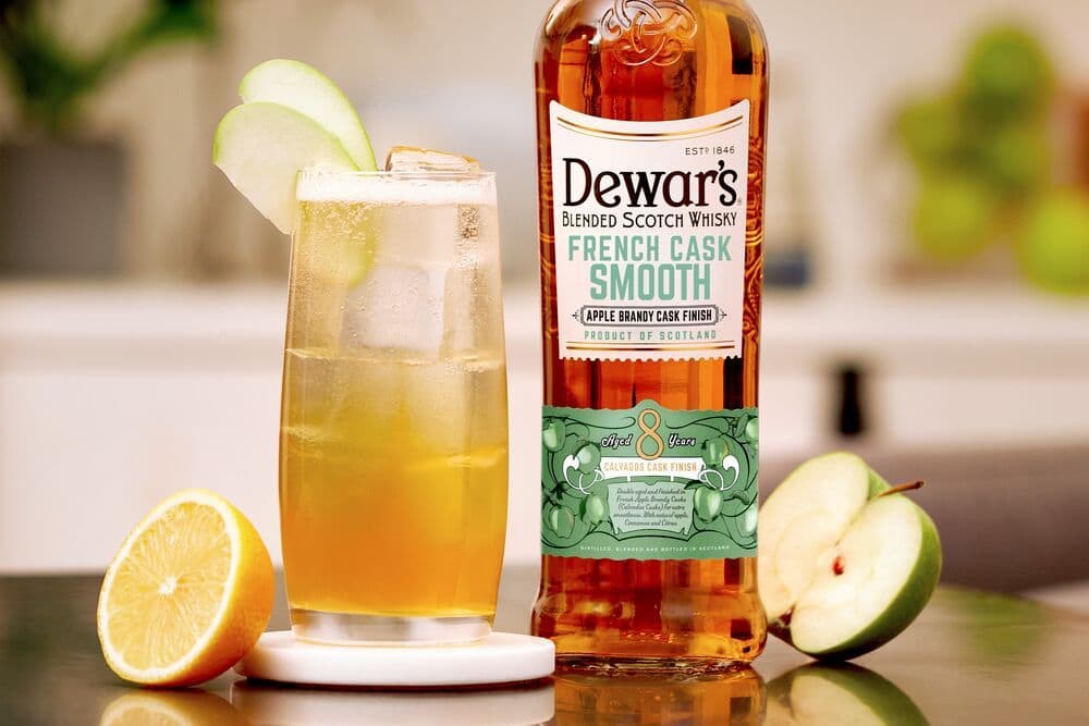 Dewar's French Smooth whisky with an apple highball cocktail